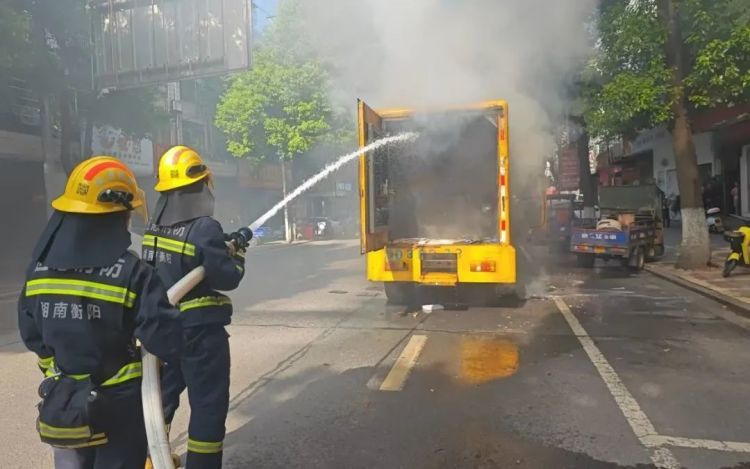 “噌”的一下起火!机动车未定期保养引自燃 车主:还没买保险…… “噌”的一下起火!机动车未定期保养引自燃 车主:还没买保险……