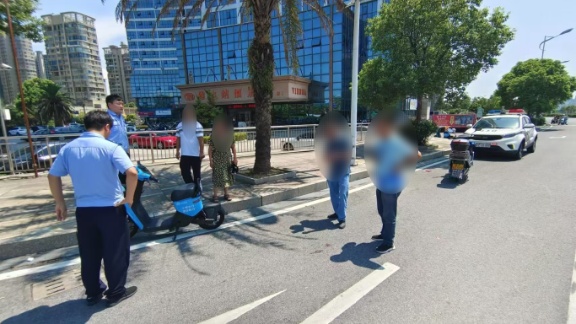 17岁小伙搀扶摔倒老人反被诬陷殴打 抚州警方为他澄清，老人被拘留！