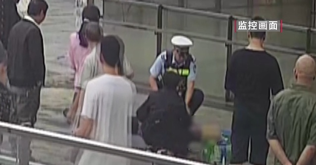贵阳交警救人瞬间刷爆全网,网友:这一伸手就是生与死的距离! 贵阳交警救人瞬间刷爆全网,网友:这一伸手就是生与死的距离!