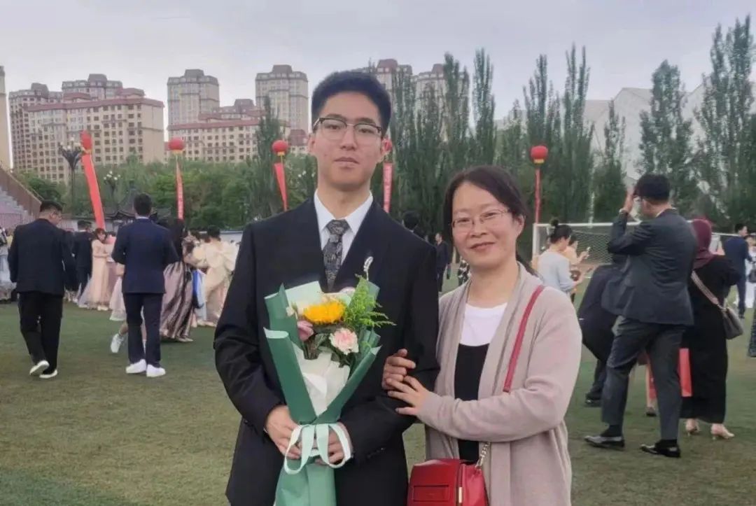 和儿子一起备考一同上榜，47岁父亲收到高校录取通知书！
