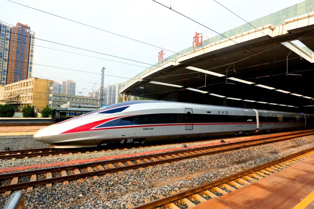 三车同框见证中国铁路发展!网友:现实版“平行时空” 三车同框见证中国铁路发展!网友:现实版“平行时空”