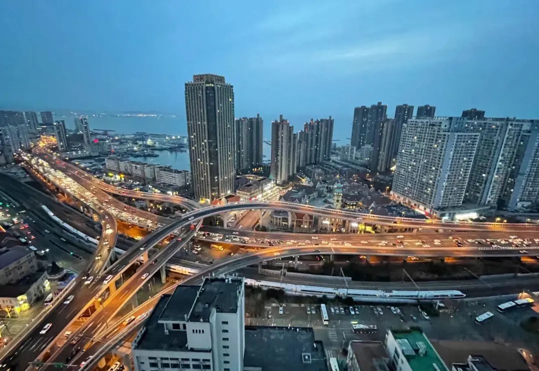 三车同框见证中国铁路发展!网友:现实版“平行时空” 三车同框见证中国铁路发展!网友:现实版“平行时空”