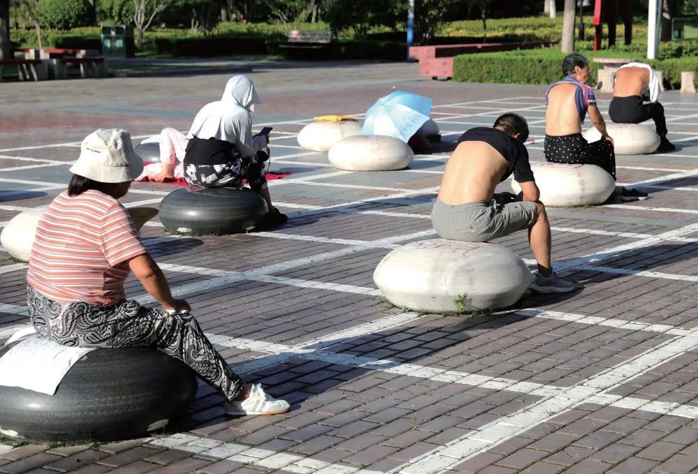 公园“晒背”有讲究，听听专家怎么说！