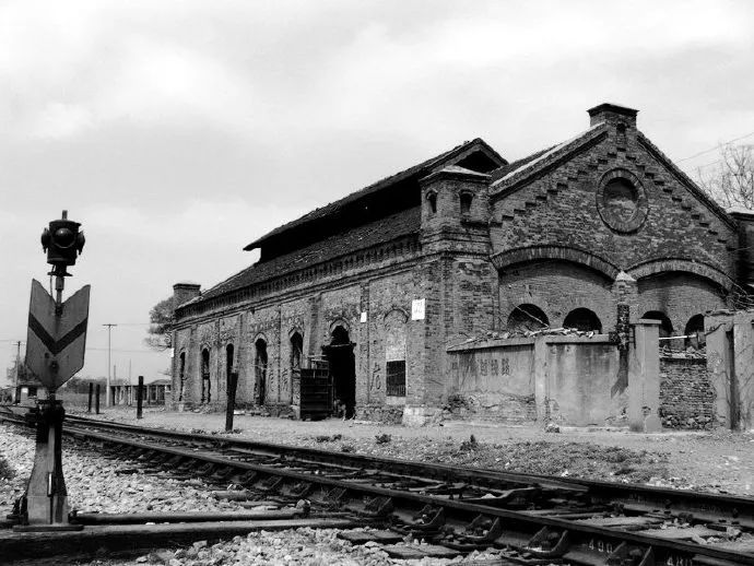 三车同框见证中国铁路发展!网友:现实版“平行时空” 三车同框见证中国铁路发展!网友:现实版“平行时空”