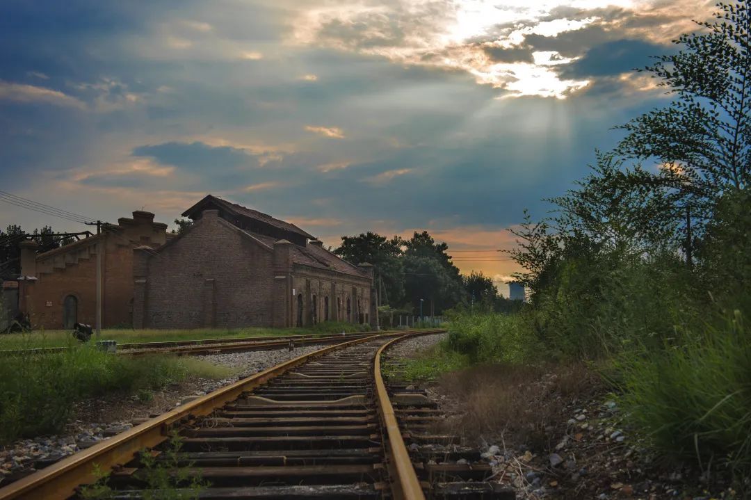 三车同框见证中国铁路发展!网友:现实版“平行时空” 三车同框见证中国铁路发展!网友:现实版“平行时空”