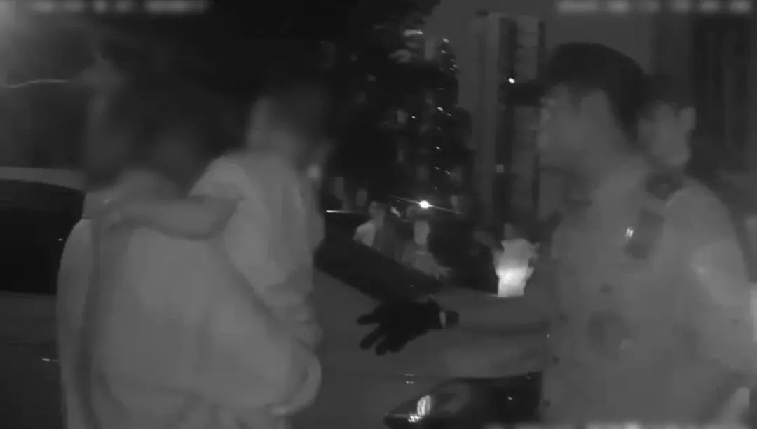 救人要紧，砸！