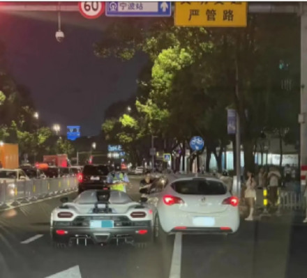 宁波街头4700万跑车被撞，定损406万？警方：男子编造谣言已被处罚