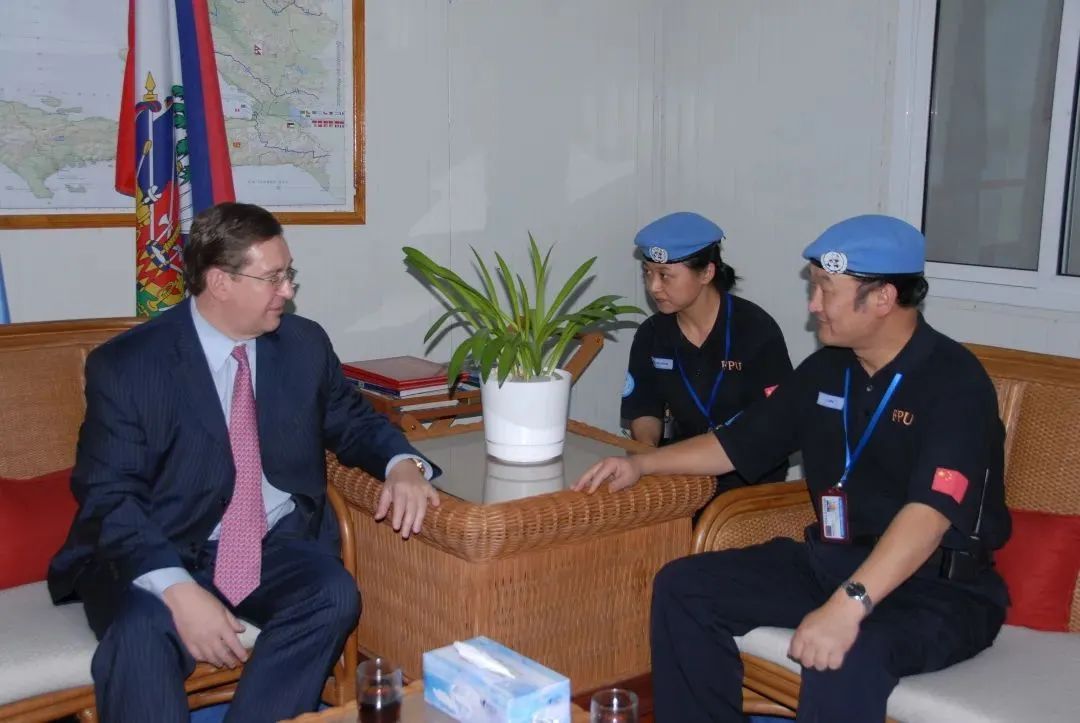 开学前,他带着录取通知书来到母亲的雕像前…… 开学前,他带着录取通知书来到母亲的雕像前……