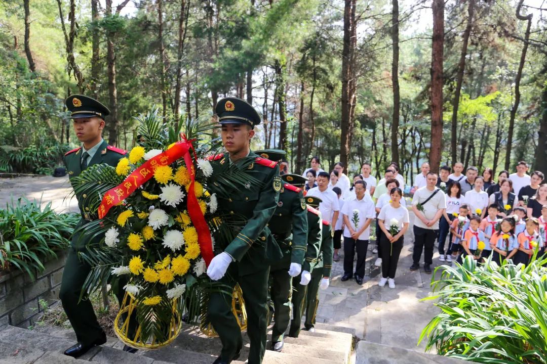贵阳一烈士陵园杂草丛生？相关部门回应：今后会定期巡查和维护