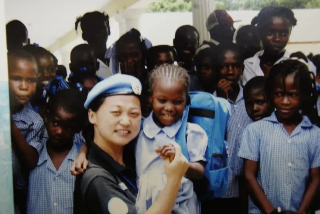 开学前,他带着录取通知书来到母亲的雕像前…… 开学前,他带着录取通知书来到母亲的雕像前……