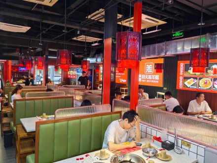 实探救人英雄栾留伟经营火锅店 火锅店店主救人牺牲大家排长队就餐致敬