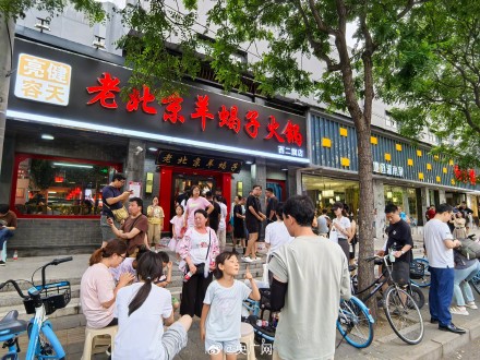 实探救人英雄栾留伟经营火锅店 火锅店店主救人牺牲大家排长队就餐致敬