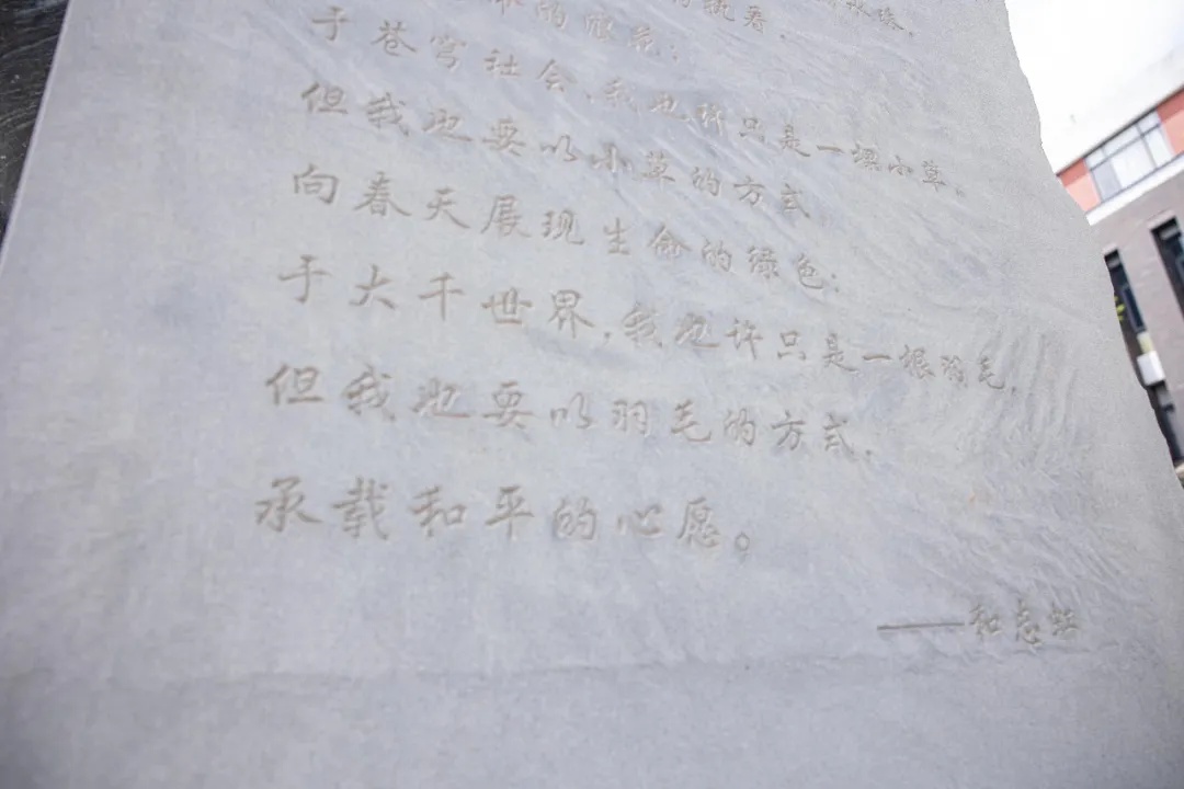 开学前,他带着录取通知书来到母亲的雕像前…… 开学前,他带着录取通知书来到母亲的雕像前……