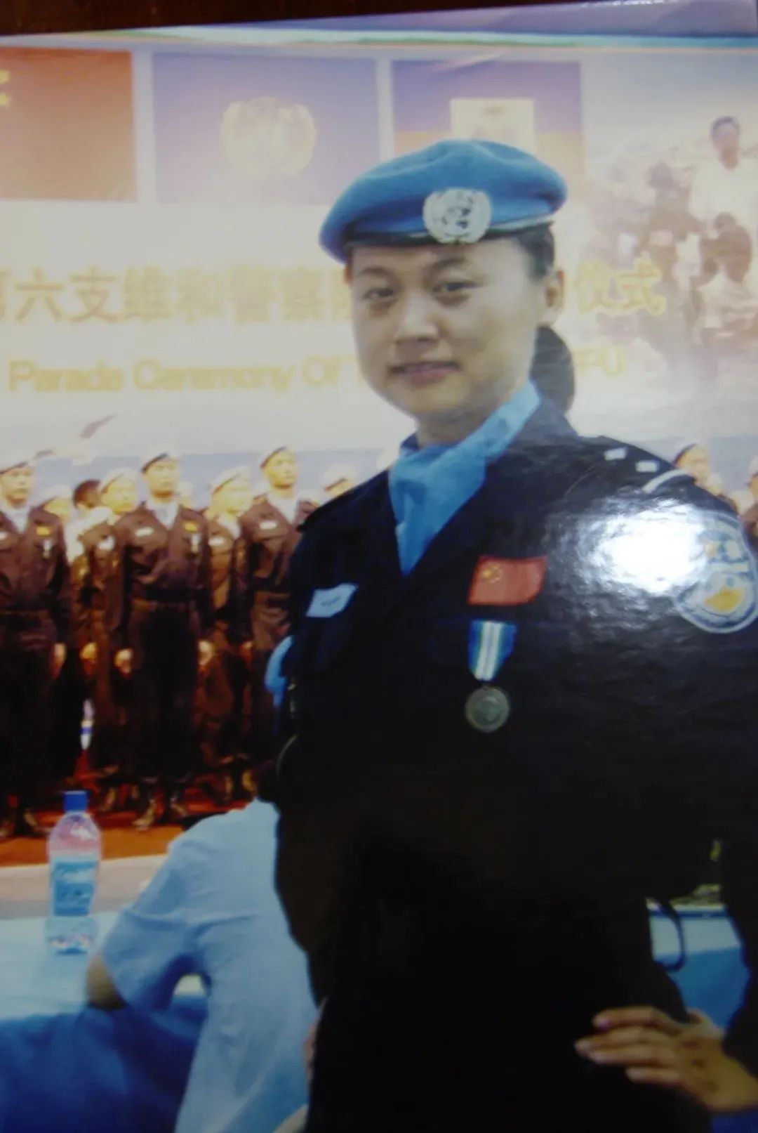 开学前,他带着录取通知书来到母亲的雕像前…… 开学前,他带着录取通知书来到母亲的雕像前……