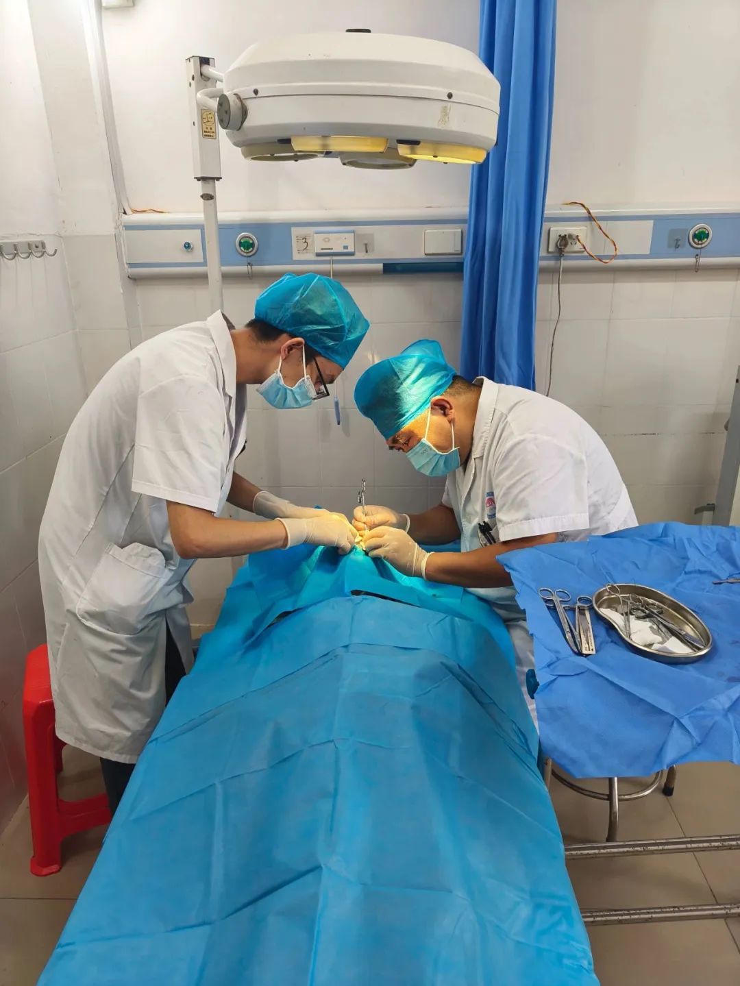 女子头上长犄角?是真的!别抠,会坏事… 女子头上长犄角?是真的!别抠,会坏事…