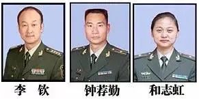 开学前,他带着录取通知书来到母亲的雕像前…… 开学前,他带着录取通知书来到母亲的雕像前……