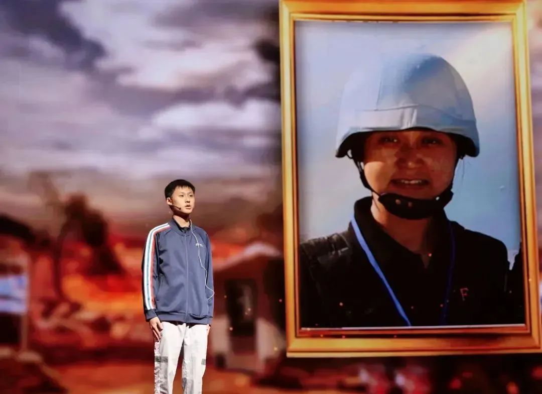 开学前,他带着录取通知书来到母亲的雕像前…… 开学前,他带着录取通知书来到母亲的雕像前……