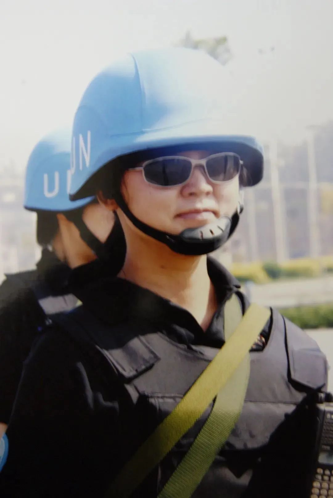 开学前,他带着录取通知书来到母亲的雕像前…… 开学前,他带着录取通知书来到母亲的雕像前……