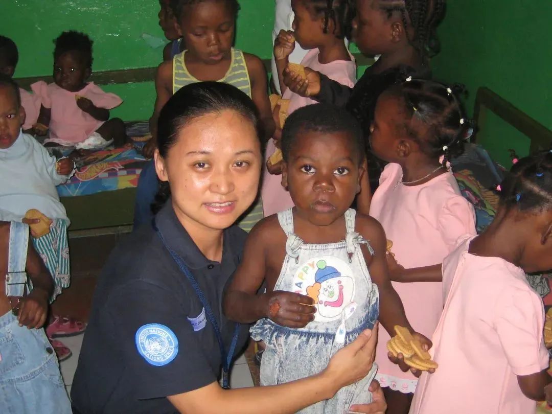 开学前,他带着录取通知书来到母亲的雕像前…… 开学前,他带着录取通知书来到母亲的雕像前……