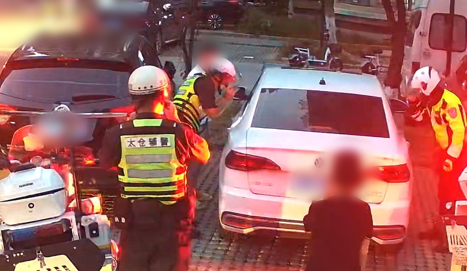 救人要紧，砸！