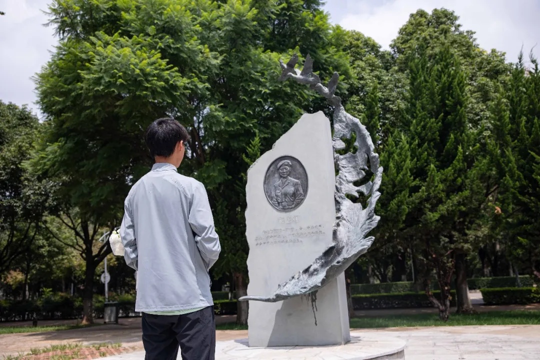 开学前,他带着录取通知书来到母亲的雕像前…… 开学前,他带着录取通知书来到母亲的雕像前……