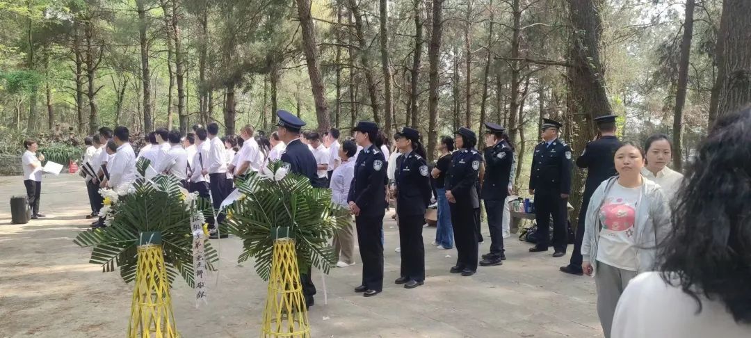 贵阳一烈士陵园杂草丛生？相关部门回应：今后会定期巡查和维护