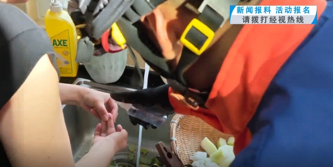 “喂,119吗?我手指被螃蟹夹住了!”湖北一女子报警后,消防员们愣住了…… “喂,119吗?我手指被螃蟹夹住了!”湖北一女子报警后,消防员们愣住了……