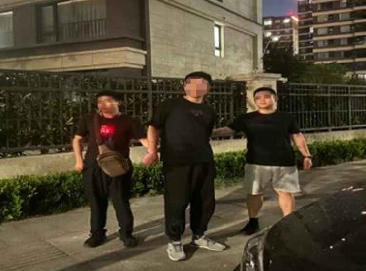 “看到满大街的警车我很慌！实在顶不住压力就来自首了”