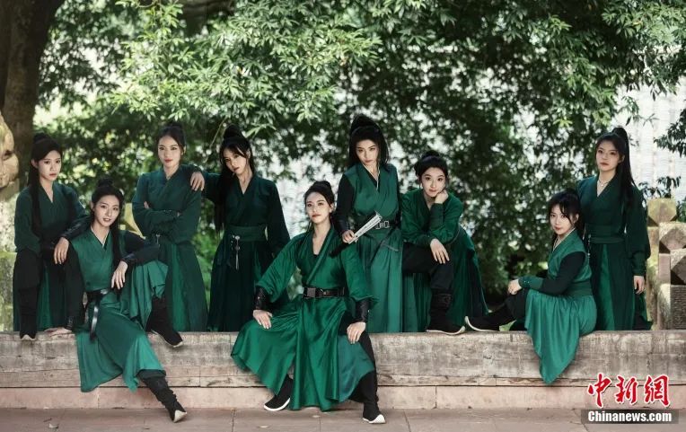 从“扔垃圾女侠”到“招聘诈骗团伙”