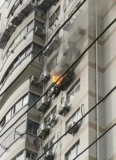 上海一高层居民楼突发火灾,现场阵阵异响……紧急提醒→ 上海一高层居民楼突发火灾,现场阵阵异响……紧急提醒→