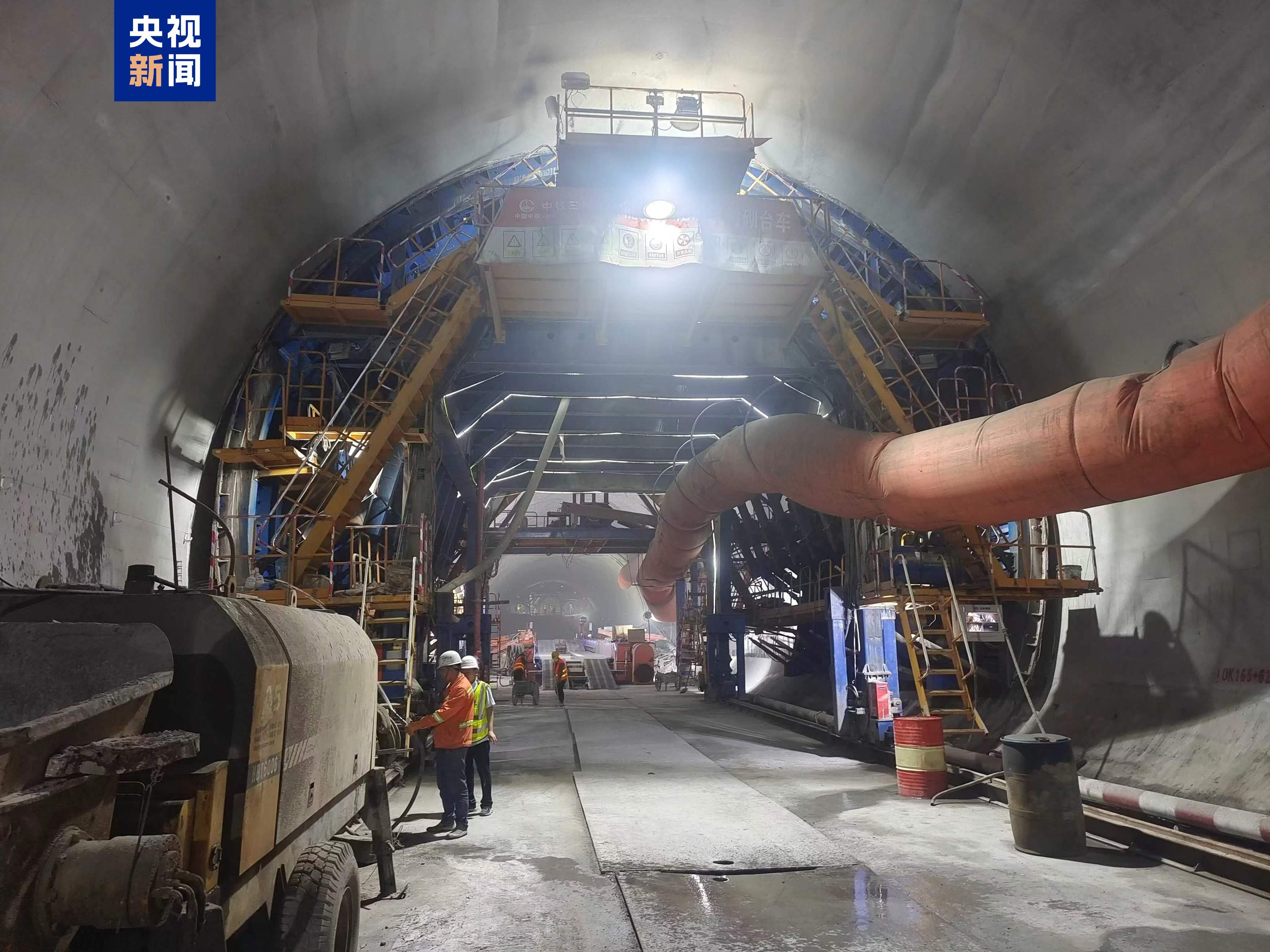 西延高铁武家塬隧道全隧顺利贯通