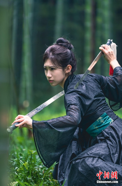 专访峨眉派女子功夫团：一拳“打”出个女侠江湖