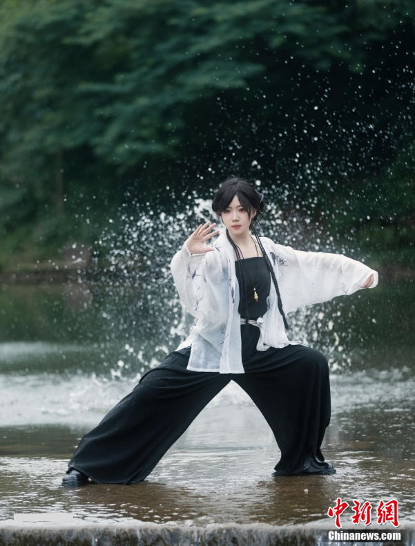 专访峨眉派女子功夫团：一拳“打”出个女侠江湖
