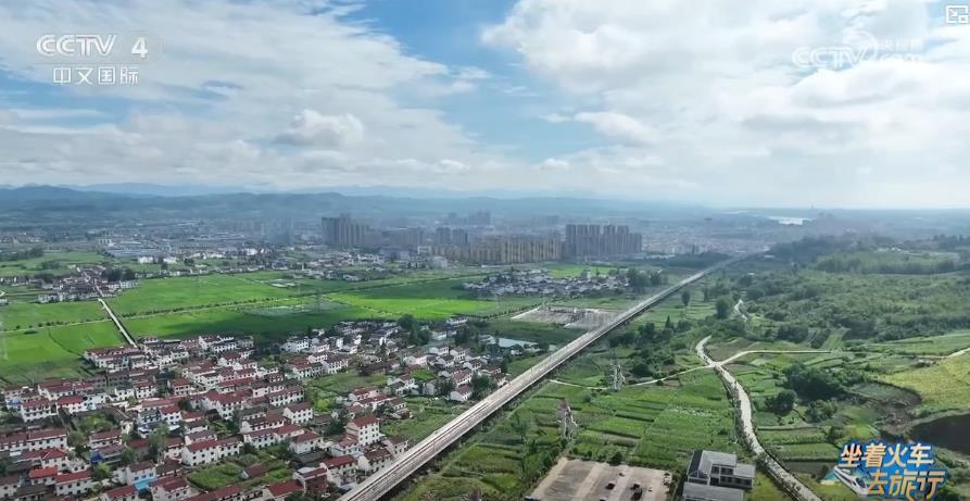 坐着火车去旅行丨西成高铁：一个多小时穿越“中国南北”
