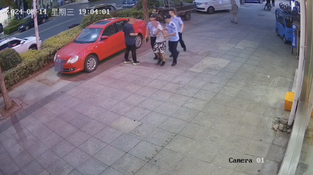 镇江街头,一男子突然被按倒在地! 镇江街头,一男子突然被按倒在地!