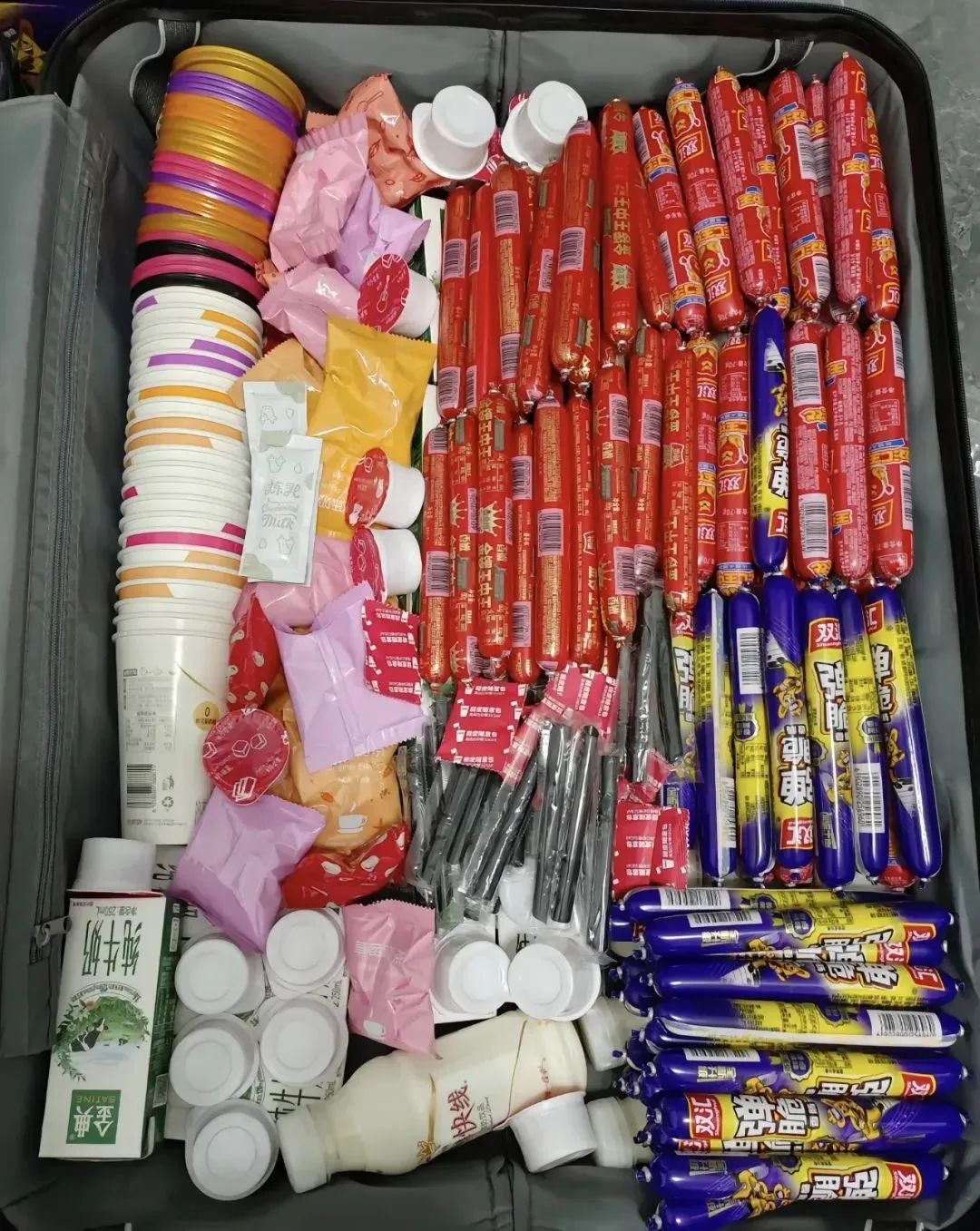 大揭秘!贵州大学生的返校行李箱:塞不下了,真的塞不下了 大揭秘!贵州大学生的返校行李箱:塞不下了,真的塞不下了