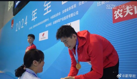 孙杨再次登上最高领奖台 孙杨再次登上最高领奖台