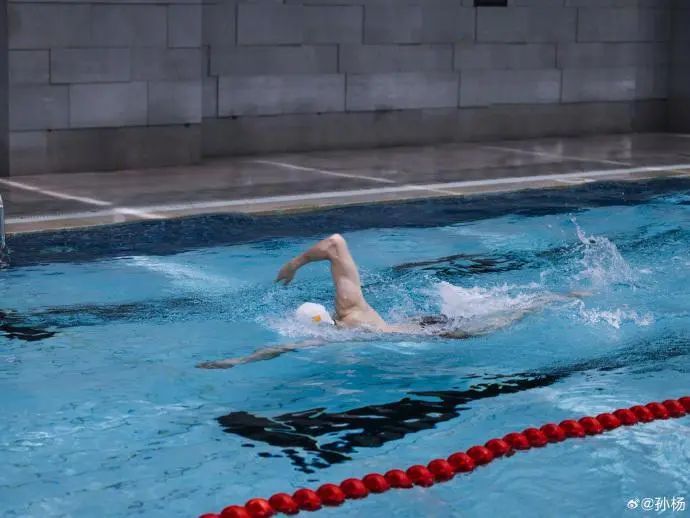 孙杨归来！以3分54秒98成绩晋级今晚的决赛