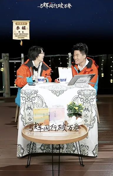 她在直播间错愕、紧张…当李娟遇上董宇辉，是“真文化人遇到假文化人”？