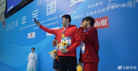 孙杨再次登上最高领奖台 孙杨再次登上最高领奖台
