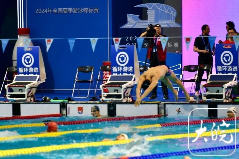 热搜第一！时隔4年3个月，孙杨复出首秀，小组第一！妻子发声