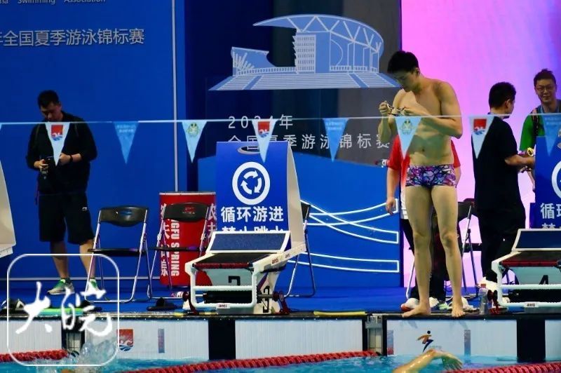 热搜第一！时隔4年3个月，孙杨复出首秀，小组第一！妻子发声