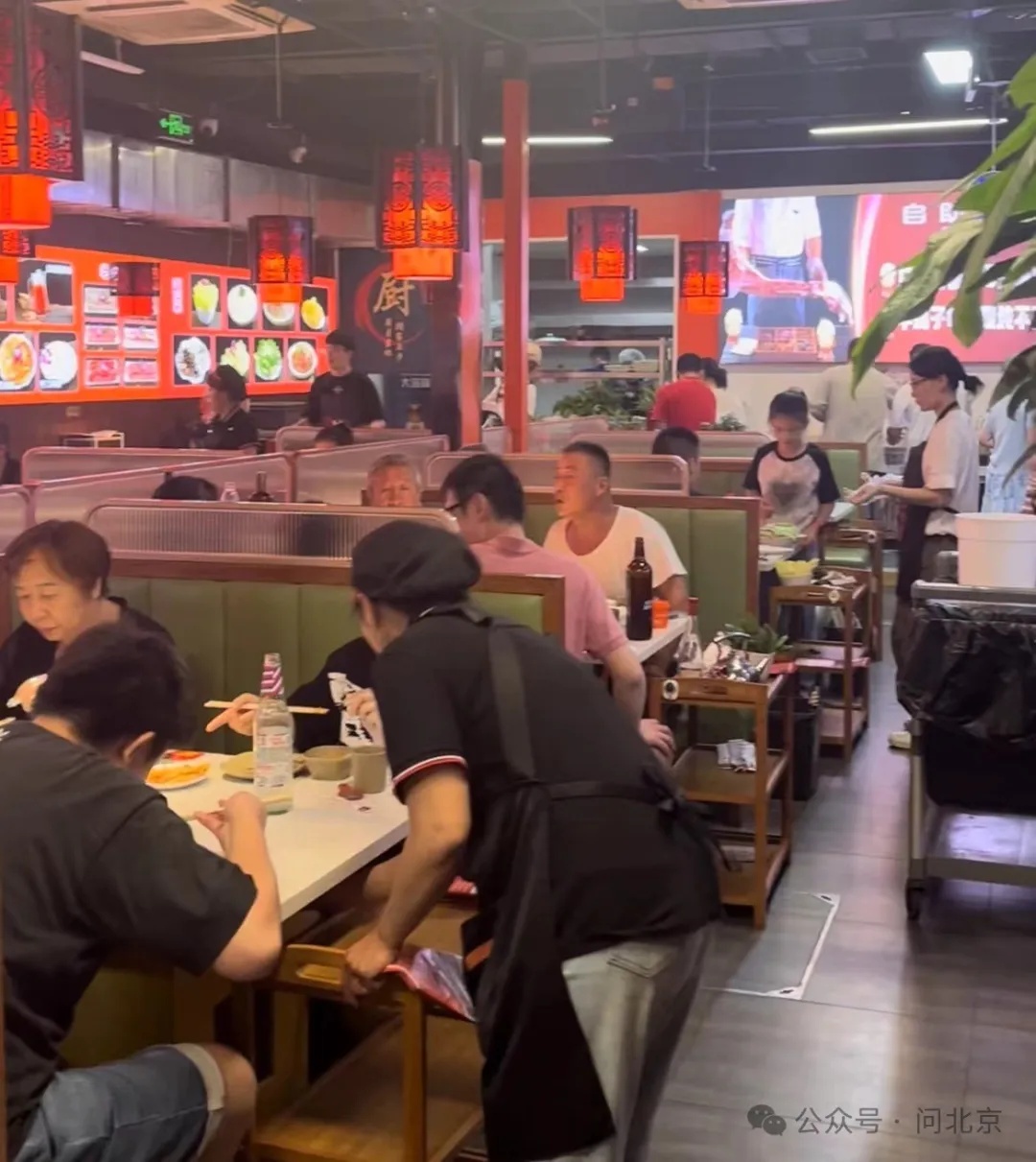 北京人“挤爆”这家火锅店，天津大哥专门坐高铁来……只为纪念他！