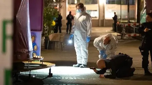 德国持刀伤人嫌犯自首：“我就是你们要找的人”