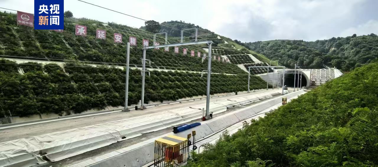 西延高铁武家塬隧道全隧顺利贯通