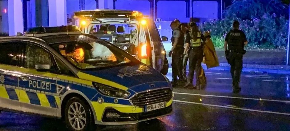 德国持刀伤人嫌犯自首：“我就是你们要找的人”