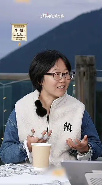 她在直播间错愕、紧张…当李娟遇上董宇辉，是“真文化人遇到假文化人”？