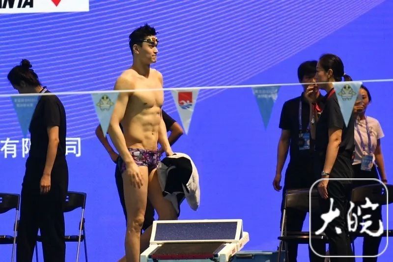 热搜第一！时隔4年3个月，孙杨复出首秀，小组第一！妻子发声
