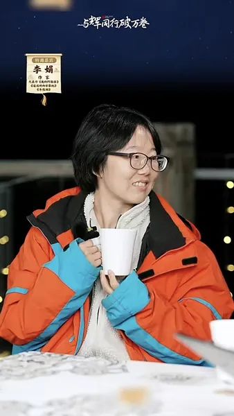 她在直播间错愕、紧张…当李娟遇上董宇辉，是“真文化人遇到假文化人”？