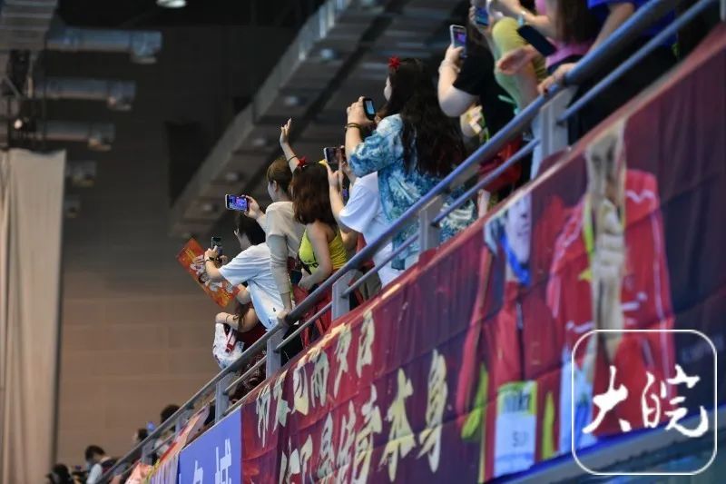 热搜第一！时隔4年3个月，孙杨复出首秀，小组第一！妻子发声